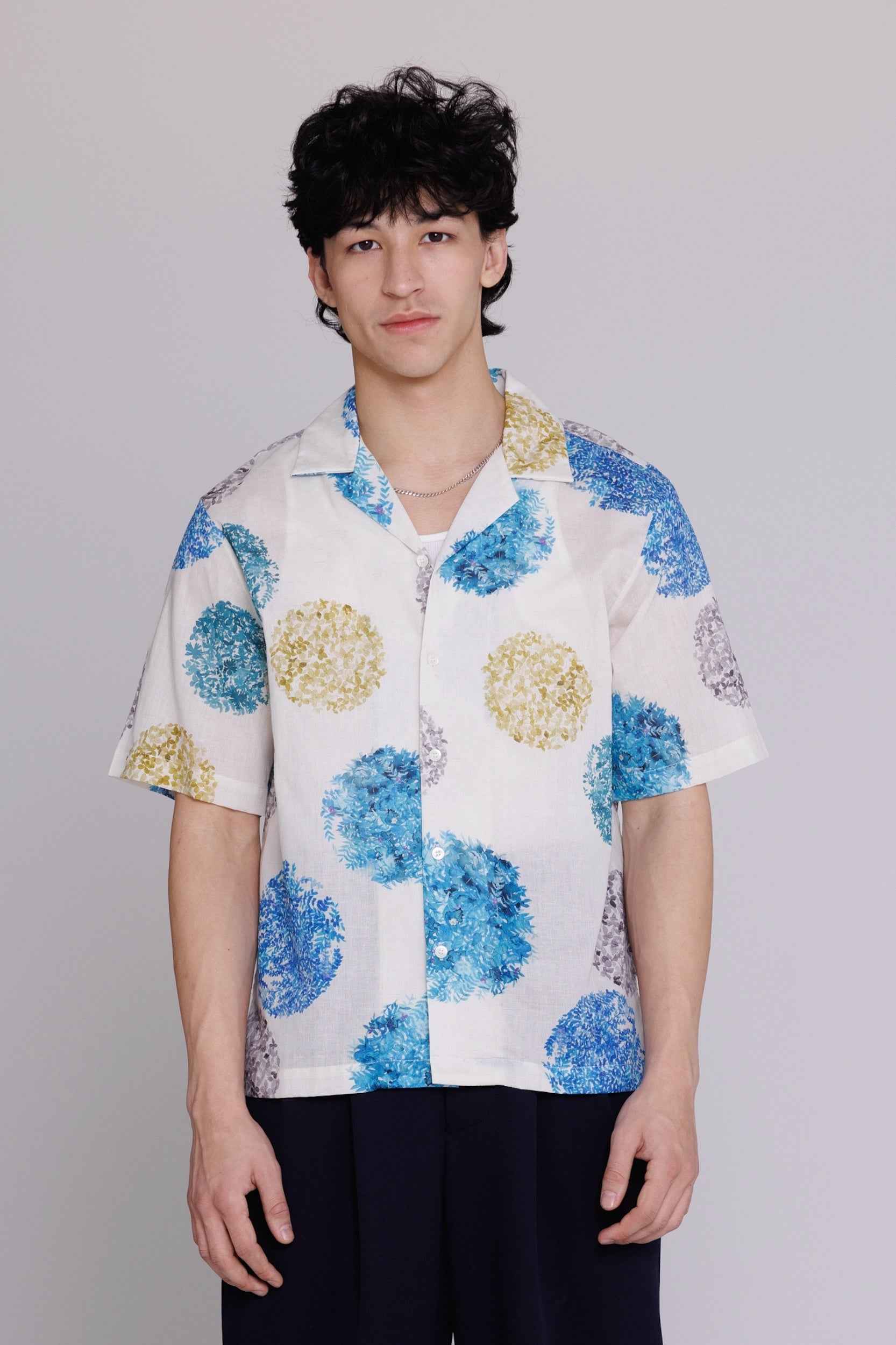 “Arnaz” Resort Shirt in Blue & Gold Watercolor Leaves Print