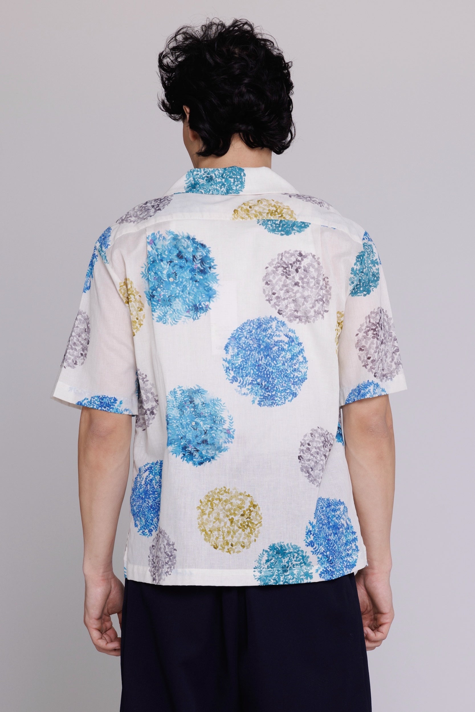 “Arnaz” Resort Shirt in Blue & Gold Watercolor Leaves Print