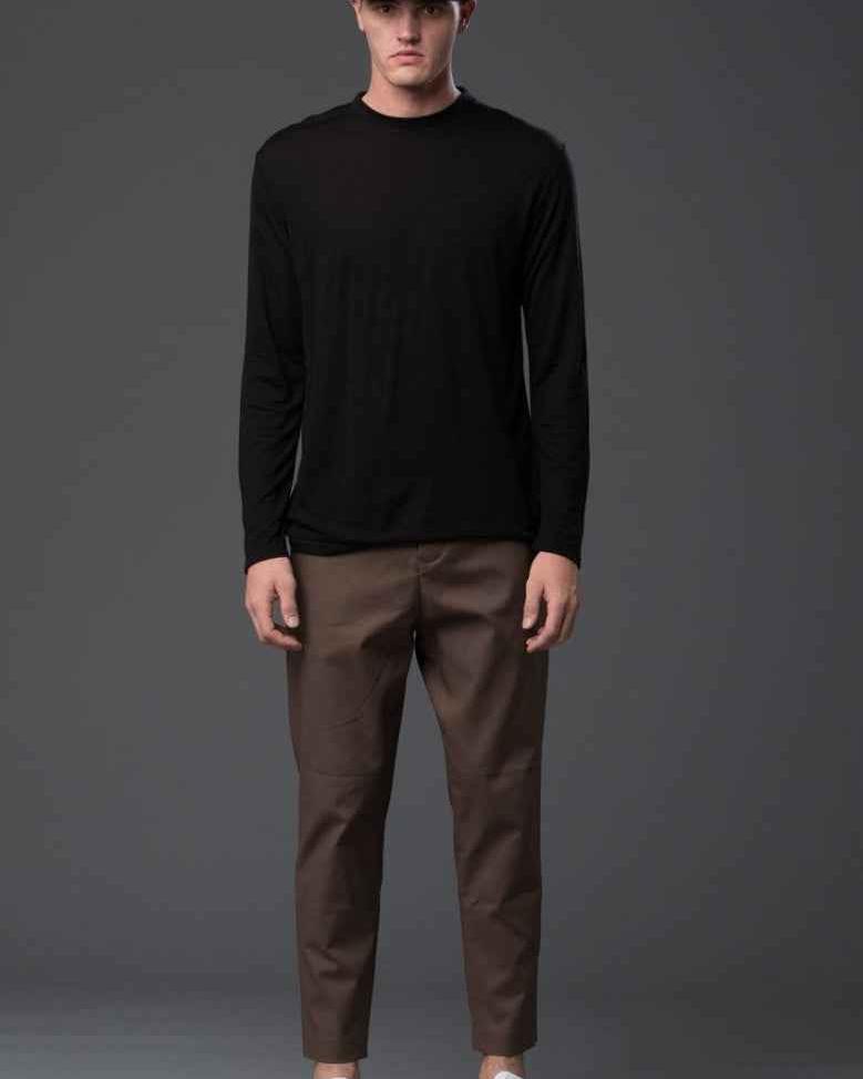 Deveaux New York Long Sleeve Crew Neck Tee in Black
