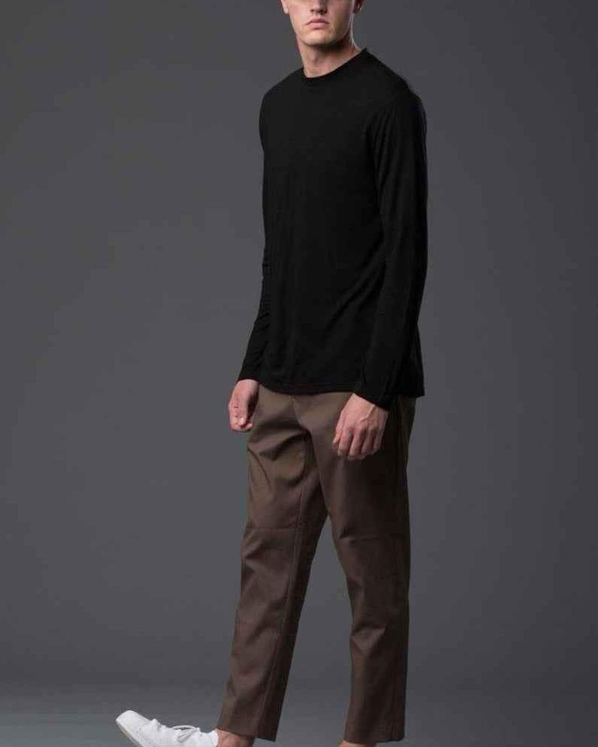 Deveaux New York Long Sleeve Crew Neck Tee in Black