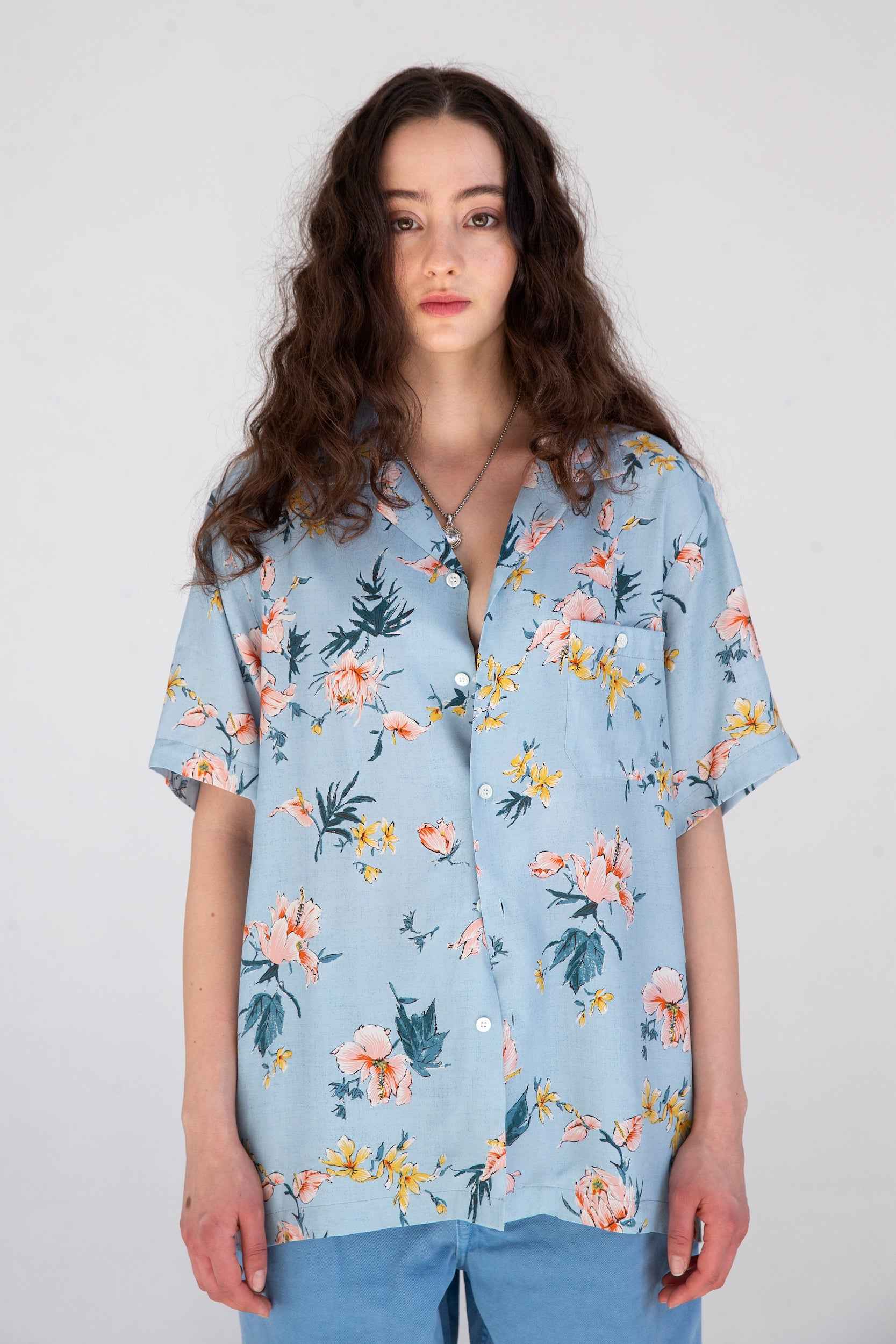'Desi' Short Sleeve Resort Shirt in Blue Ukiyoe Hibiscus