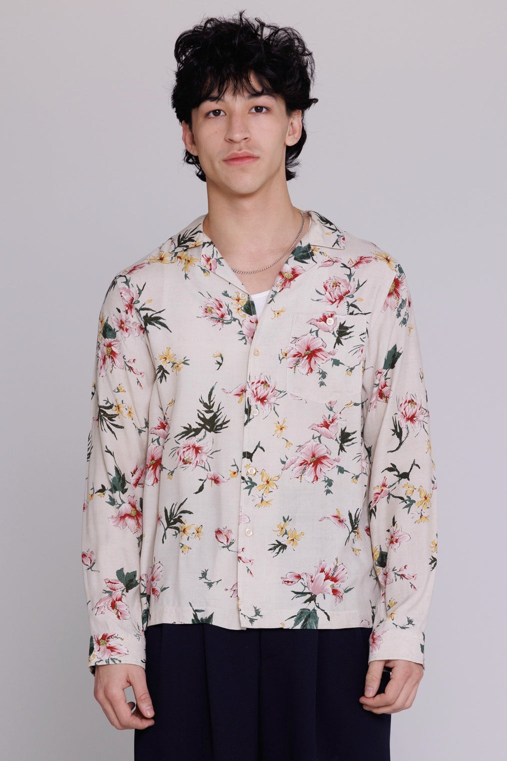 “Reinaldo” Convertible-Collar Shirt in Natural & Red Ukiyoe Hibiscus Print