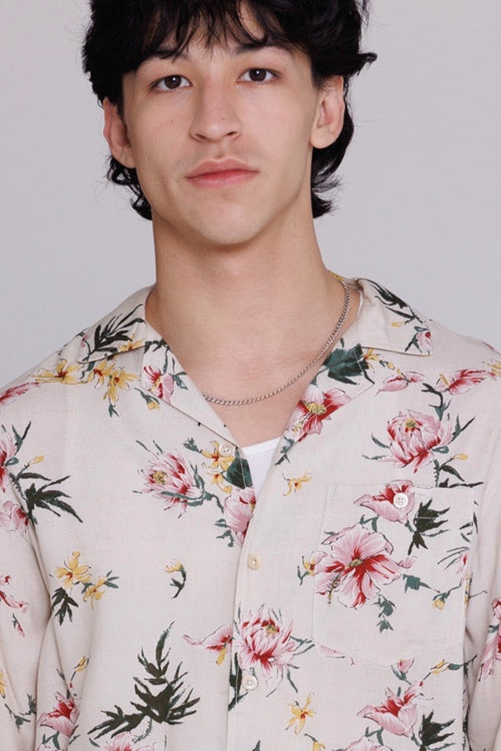 “Reinaldo” Convertible-Collar Shirt in Natural & Red Ukiyoe Hibiscus Print