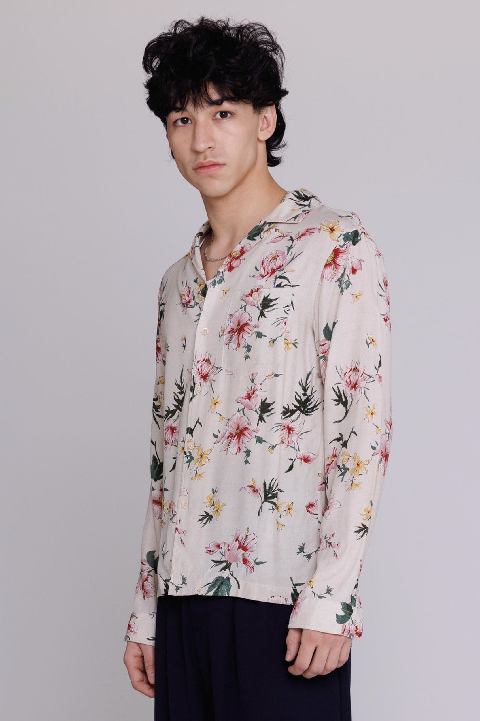 “Reinaldo” Convertible-Collar Shirt in Natural & Red Ukiyoe Hibiscus Print