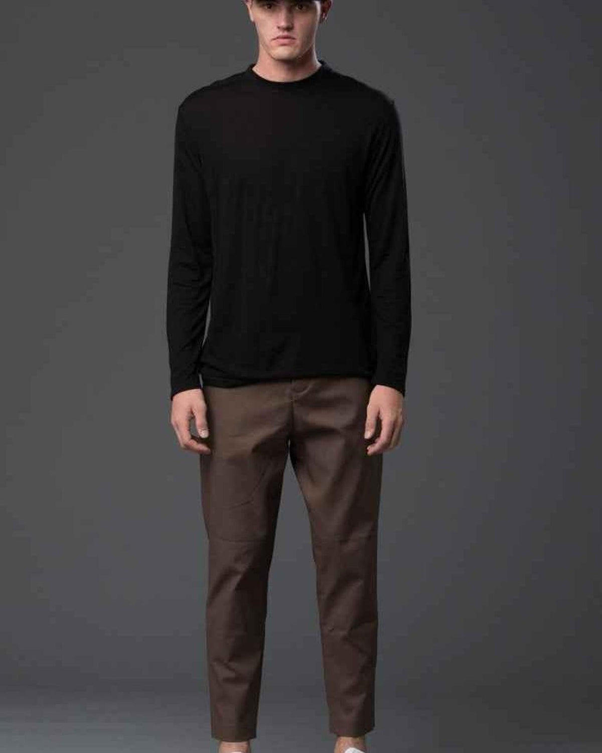Deveaux New York Long Sleeve Crew Neck Tee in Black