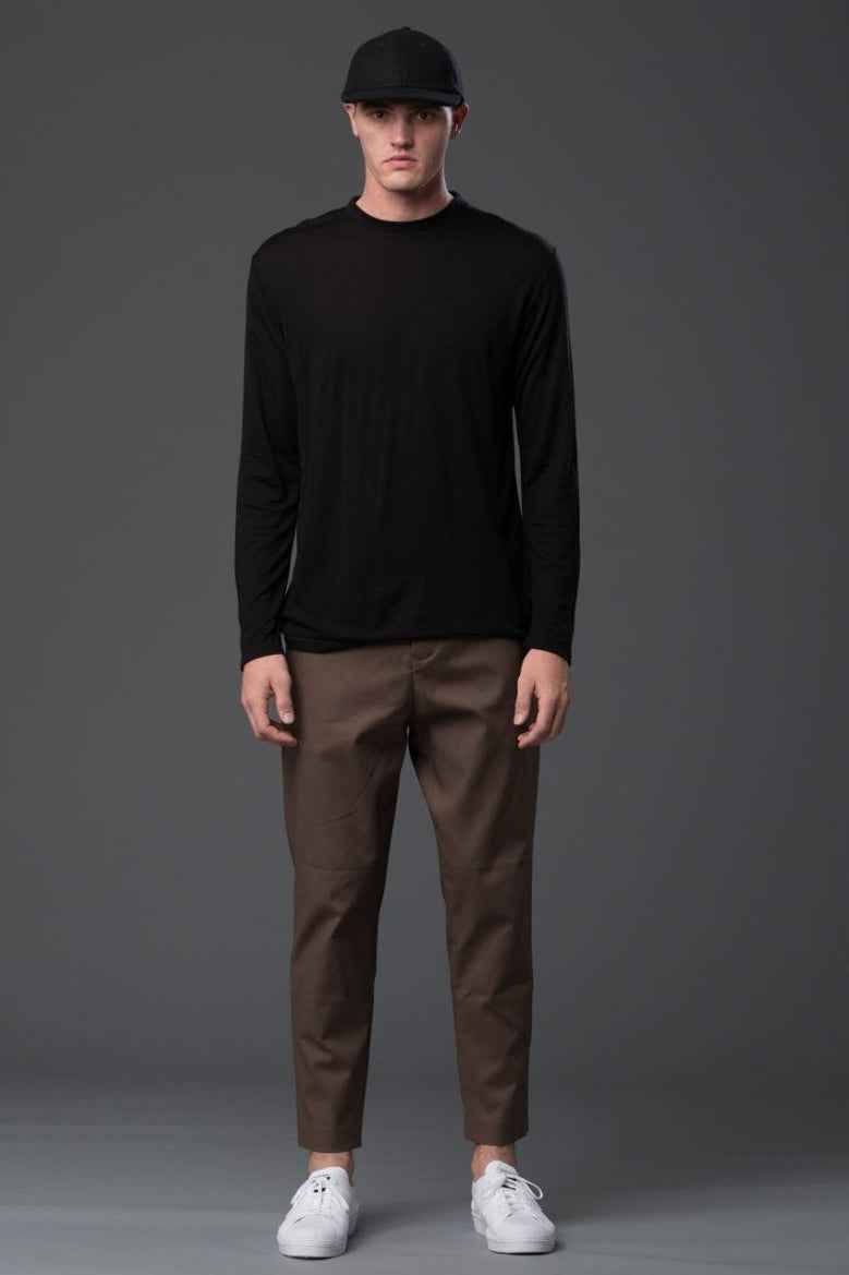 Deveaux New York Long Sleeve Crew Neck Tee in Black