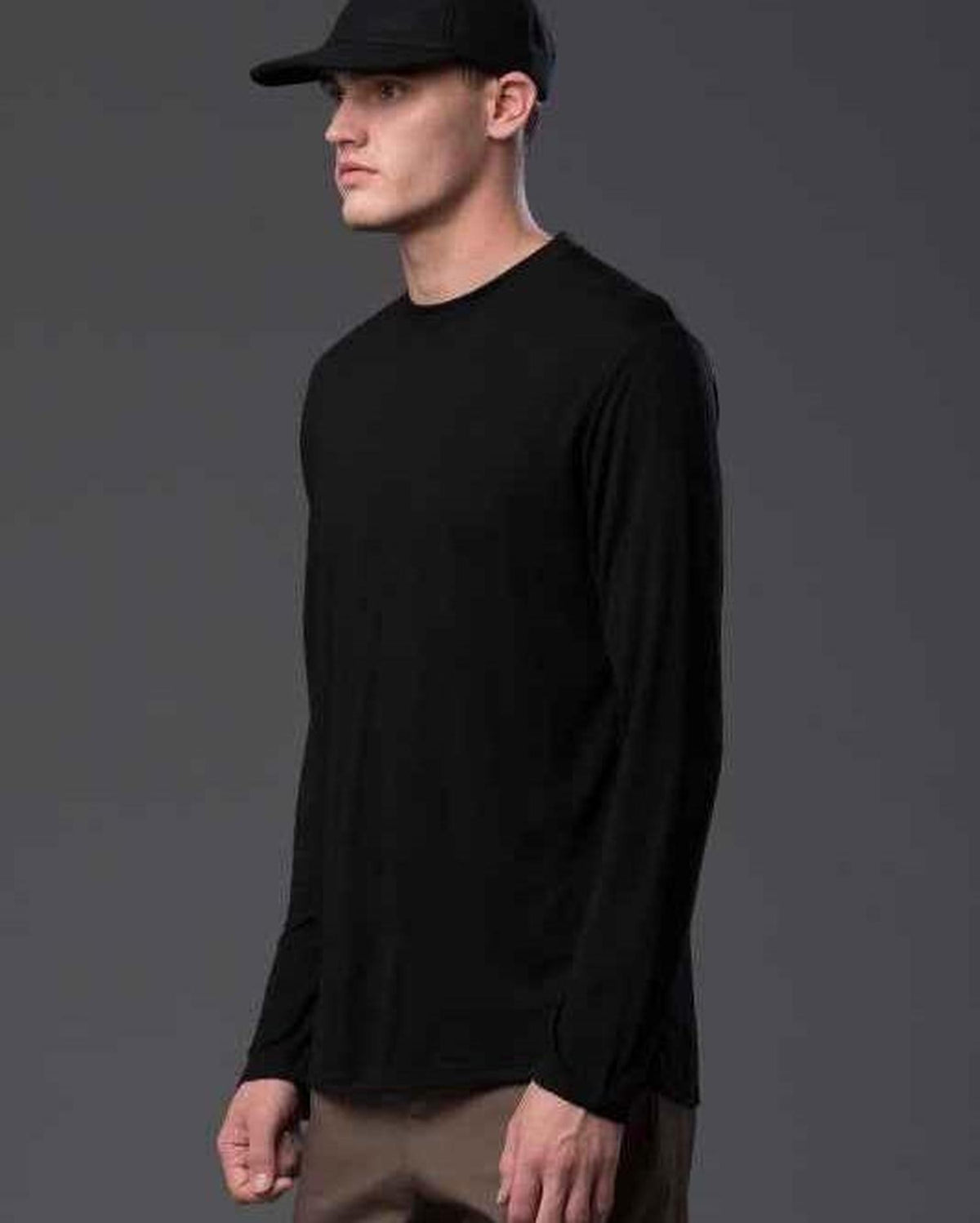 Deveaux New York Long Sleeve Crew Neck Tee in Black